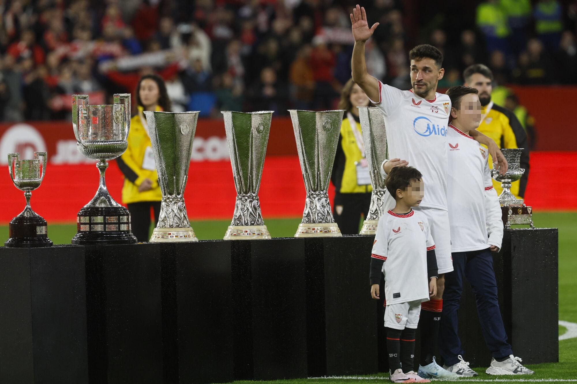 Sevilla, 14/12/2024.- El jugador del Sevilla, Jesús Navas, durante el homenaje que ha recibido antes del inicio del encuentro correspondiente a la jornada 17 de Laliga EA Sports que disputan hoy sábado Sevilla y Celta en el estadio Sanchez Pizjuan de Sevilla. EFE/José Manuel Vidal.