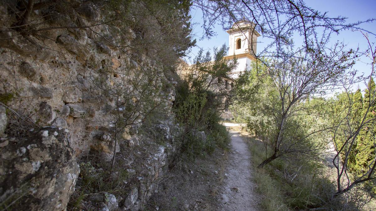 Senda de la muralla de levante junto la ermita Sant Josep y el hotel Mont Sant.