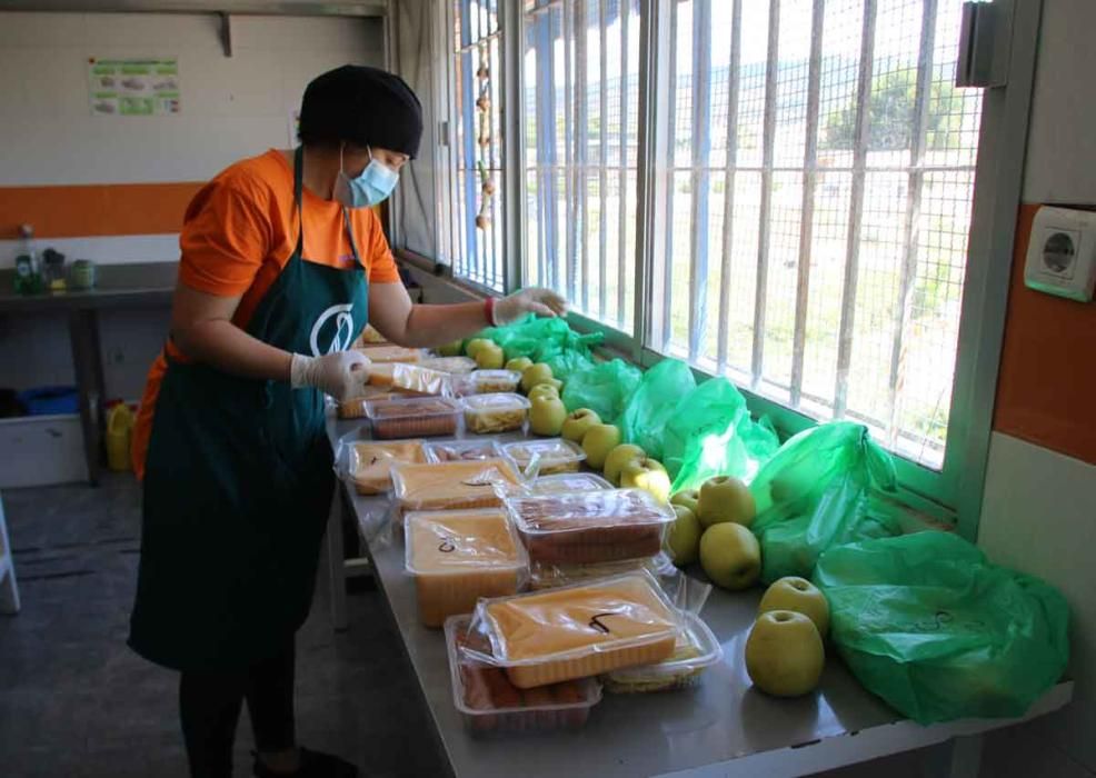 Reparto solidario de comida en los Asperones