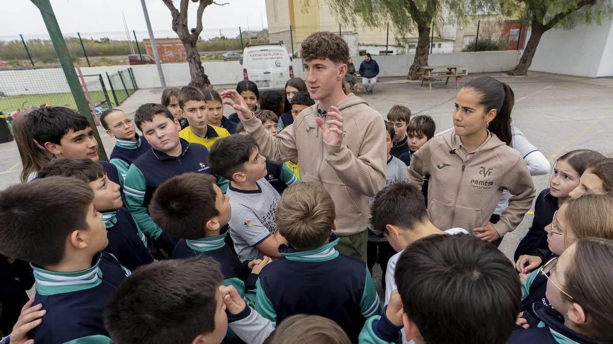 Vídeo: La vuelta al cole en Burriana de los jugadores del Villarreal Pau Navarro y Luna Fígols