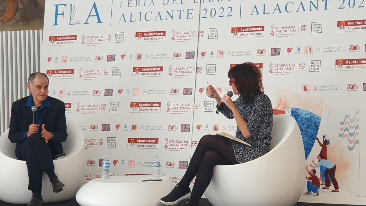 Charla con Javier Pérez Andújar en la Feria del Libro de Alicante