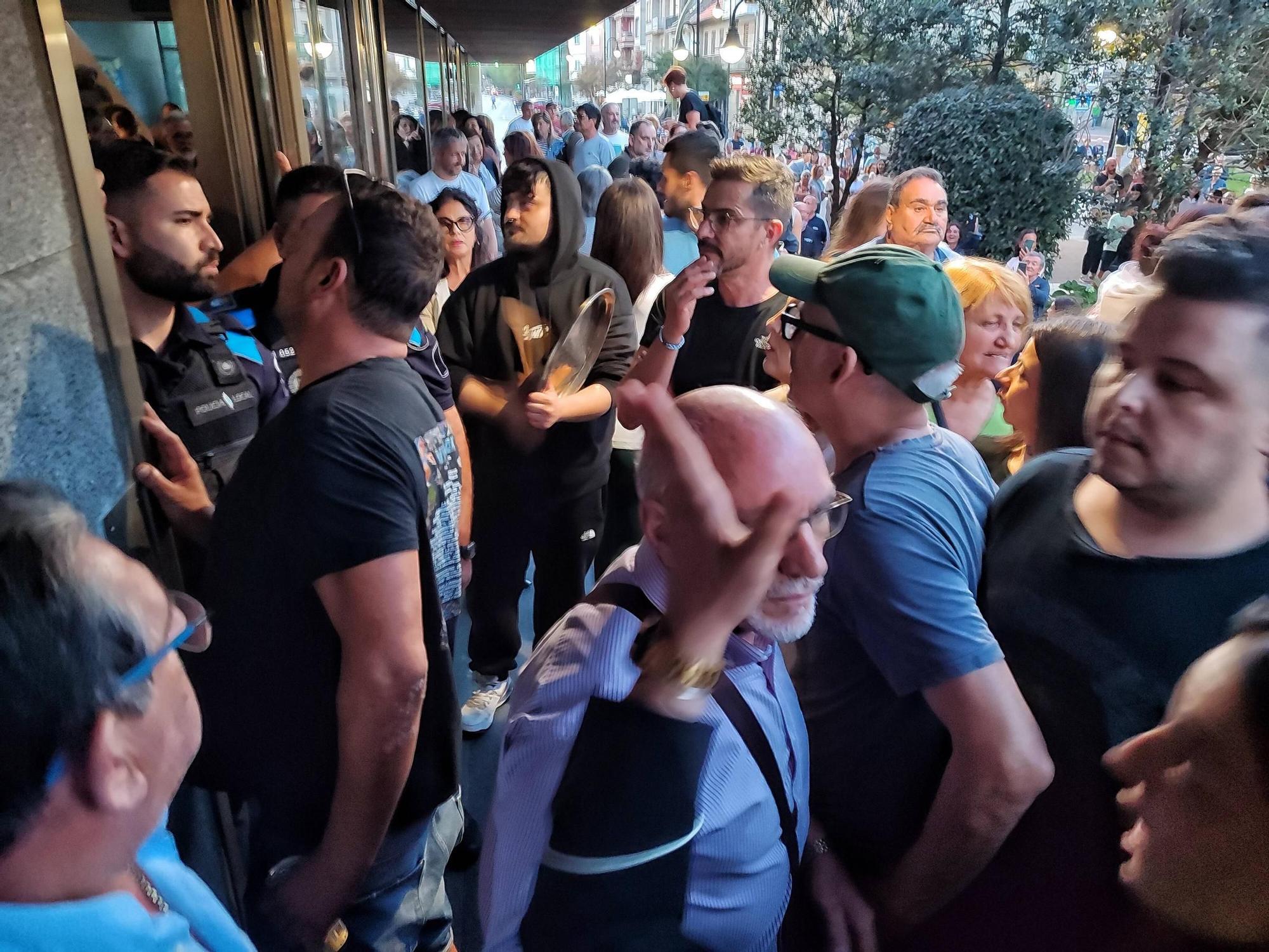 Multidudinaria protesta contra la subida de la basura en Cangas