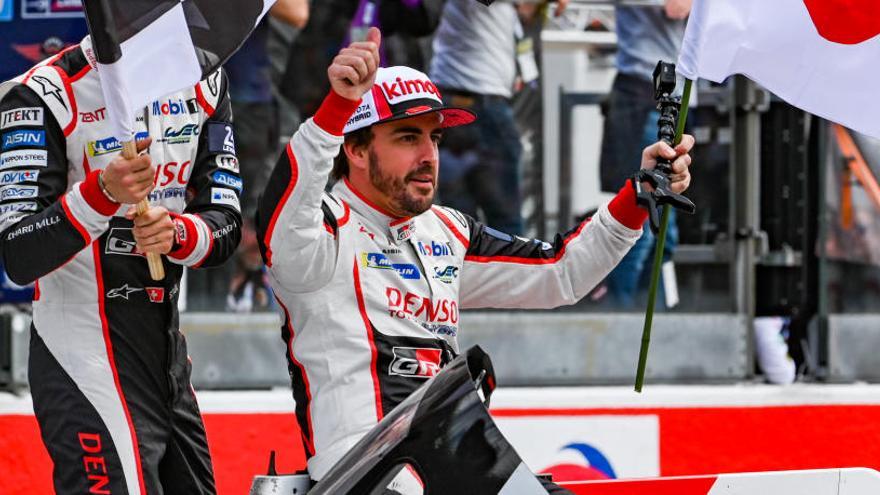 Fernando Alonso celebra el WEC junto a sus compañeros.