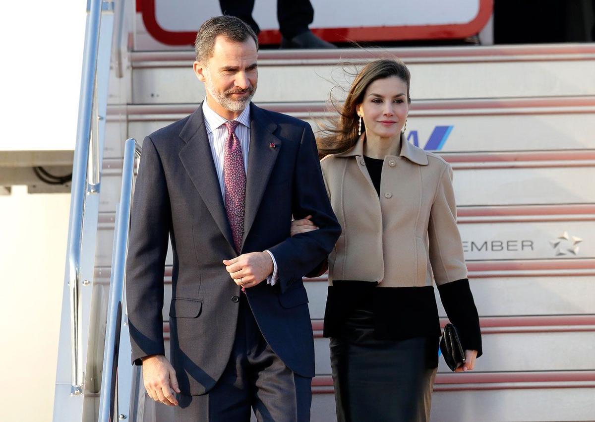 Letizia Ortiz con chaqueta de Hugo Boss a su llegada a Japón junto a Felipe VI