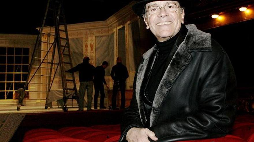 El director de escena y actor Josep María Flotats, en el Teatro Gayarre de Pamplona, momentos antes de dar comienzo la conferencia de prensa que tuvo lugar hoy en la capital navarra con motivo de la presentación de la obra &quot;La Cena&quot;, de Claude Brisville, Premio Max 2005 a la mejor obra del año, protagonizada por Carmelo Gómez y por él mismo, quien además firma la dirección y la adaptación.