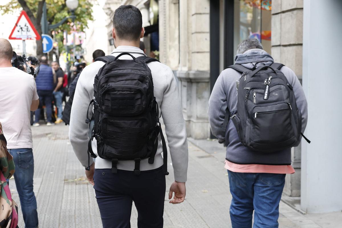 BILBAO, 14/11/2025.- La Unidad Central Operativa (UCO) de la Guardia Civil ha registrado este viernes la sede de que tiene Acciona en Bilbao, en la calle de Alameda de Rekalde, en el mismo edificio de oficinas en el que está la sede del PSE-EE. Según fuentes próximas a la investigación, el registro se realiza de manera simultánea al que se está desarrollando en la sede de la empresa Acciona en Madrid, en el marco de una pieza secreta abierta por el juez del Tribunal Supremo Leopoldo Puente sobre el exdirigente del PSOE Santos Cerdán, y no se prevé que haya detenciones. EFE/ Miguel Toña