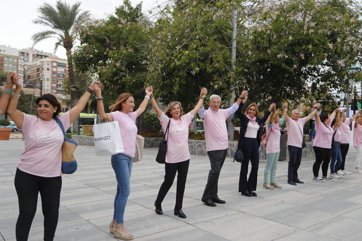 Cadena humana en la Circular de Murcia en el Día del Cáncer de Mama.