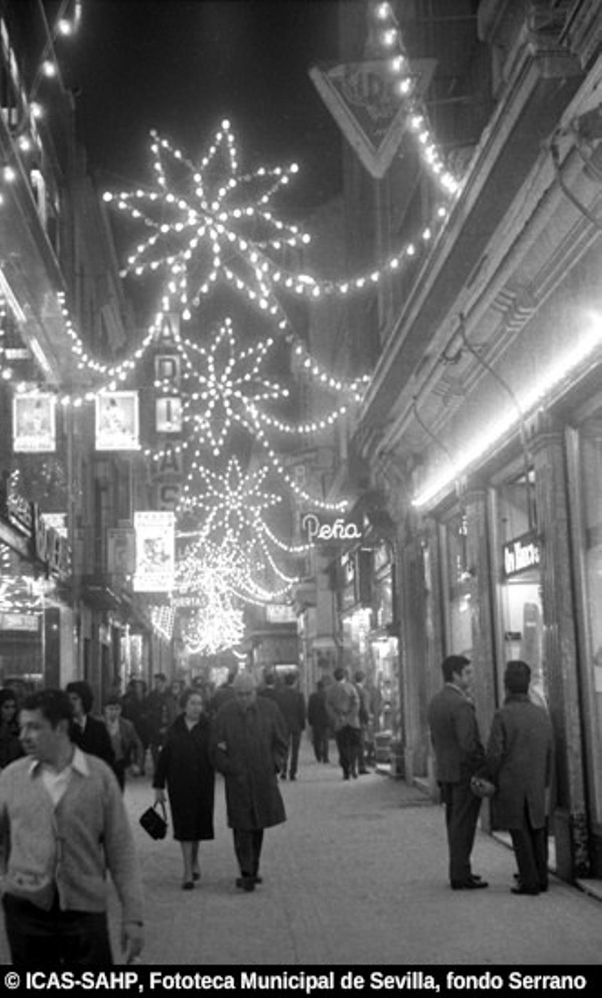 Iluminación navideña en la calle Puente y Pellón. 1968