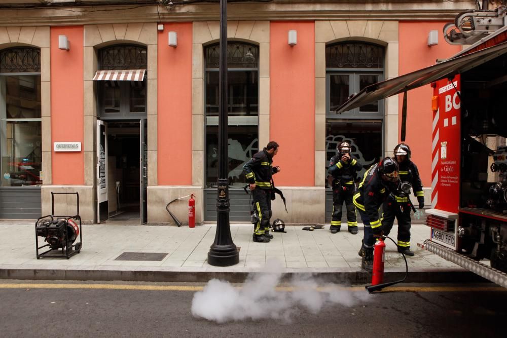 Desalojado un local en Gijón al incendiarse una freidora