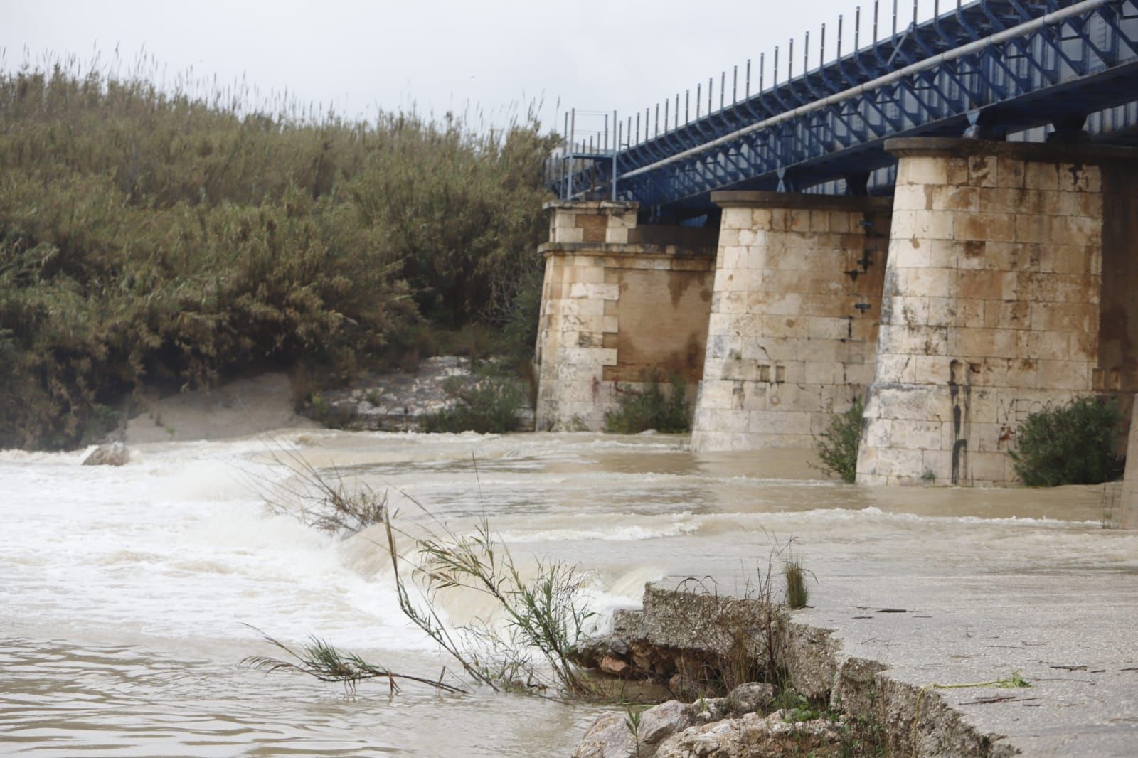 El río Albaida a su paso por la localidad de Manuel tras las últimas lluvias