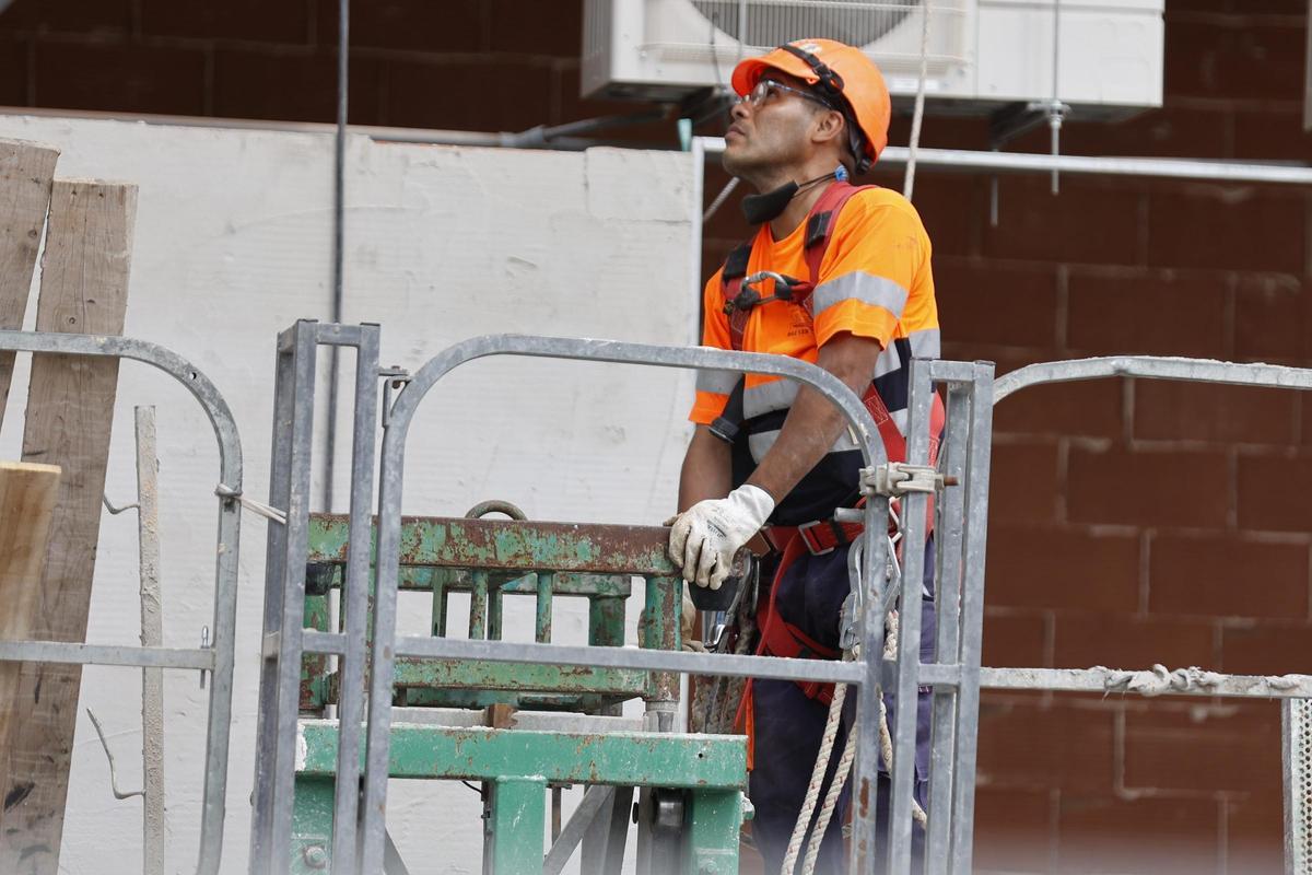 Un obrero en un edificio en construcción en València.