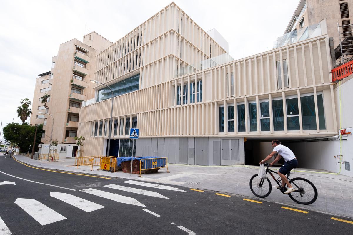 Vista del edificio de las nuevas piscinas de s'Aigo Dolça con la calle del mismo nombre recién reformada.