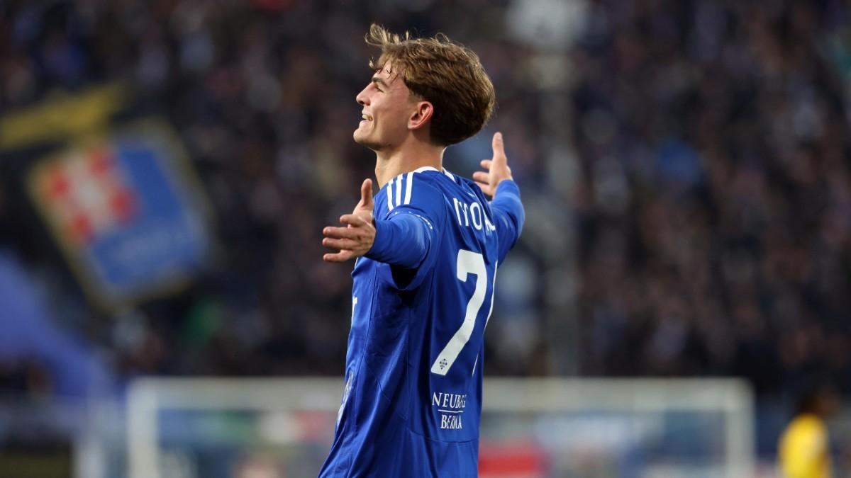 Nico Paz con la camiseta del Como