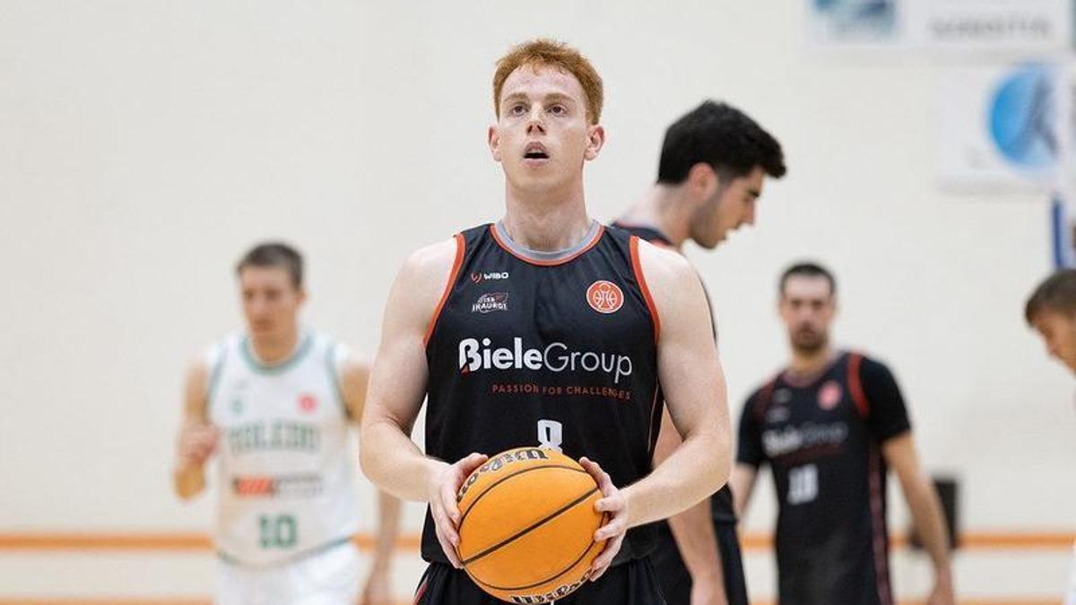 Adrià Moncanut, preparándose para lanzar un tiro libre.