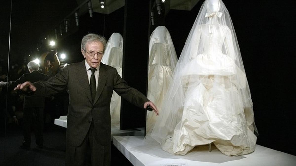Exposición de la obra del diseñador Pertegaz en el Museo Reina Sofía, en Madrid.