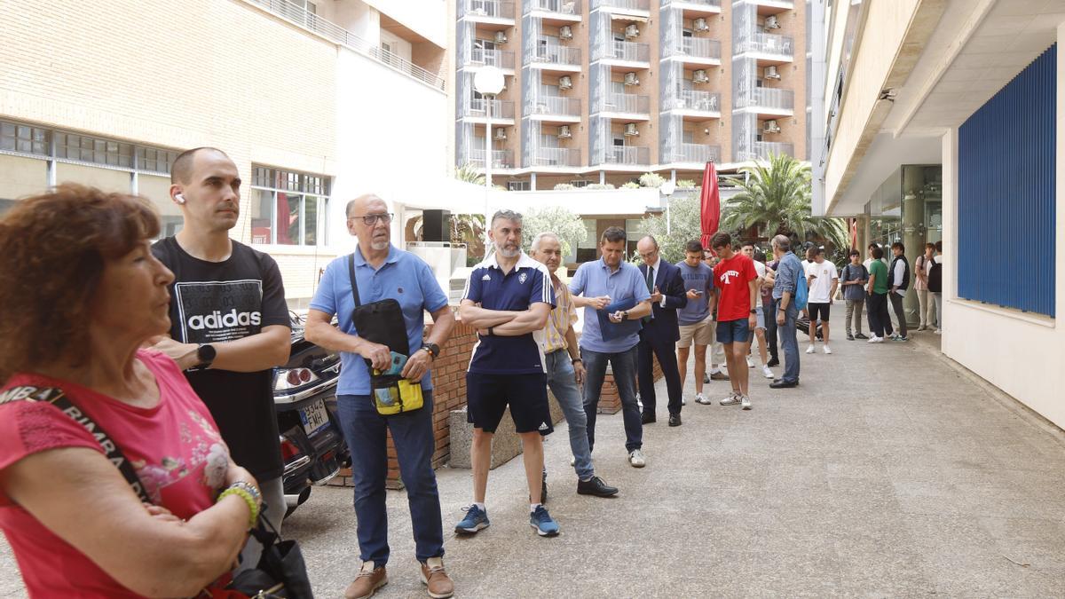 Colas en las oficinas de La Romareda el martes pasado para renovar el abono.