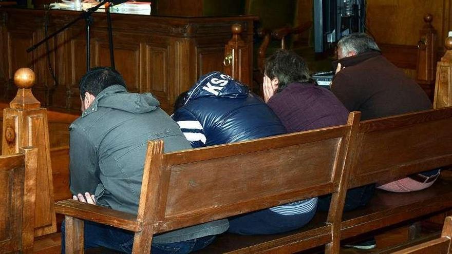 Los cuatro acusados, ayer, en el banquillo de la Audiencia Provincial de Pontevedra.  // Rafa Vázquez