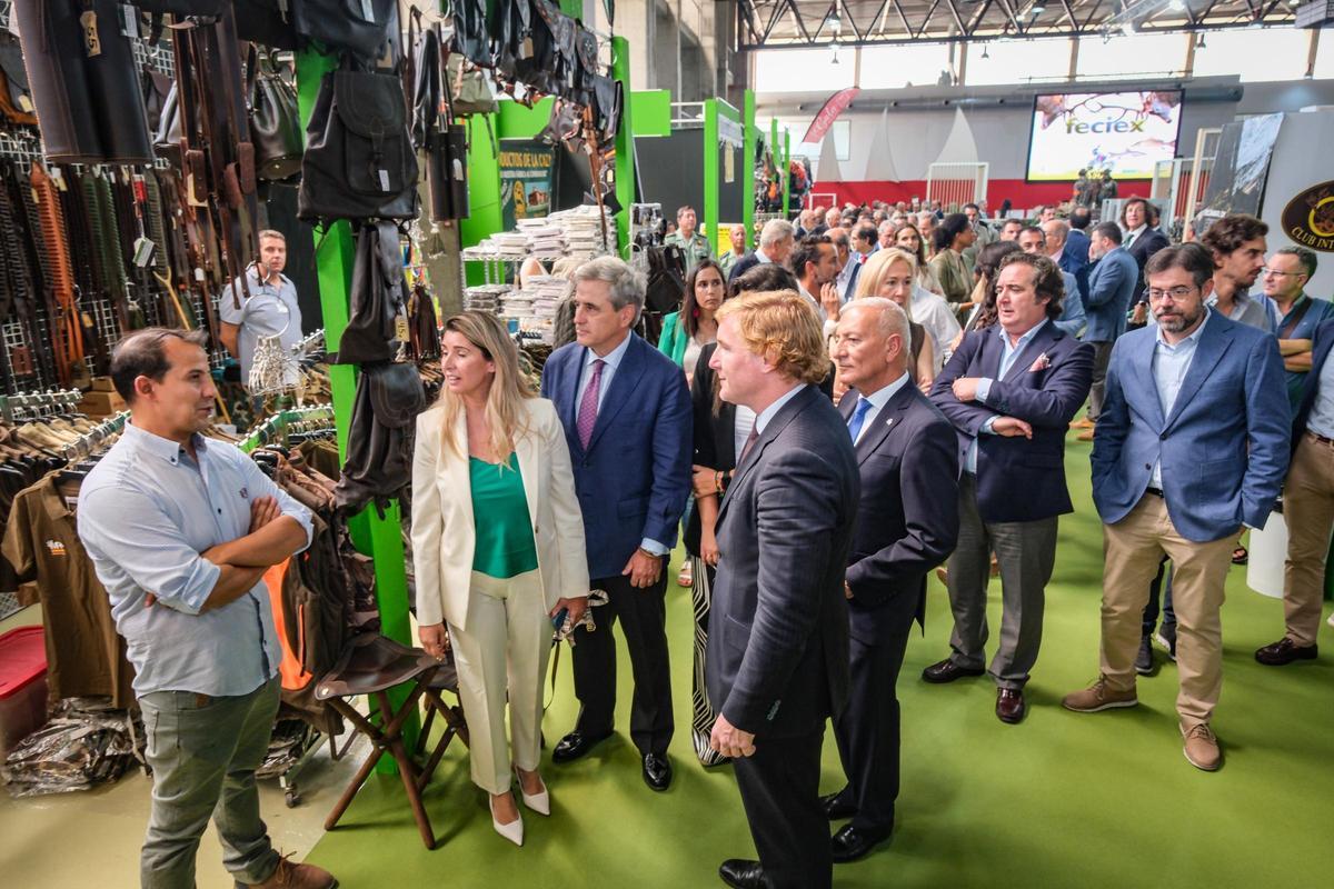 Gragera, Limia y Mendoza, junto a otras autoridades e invitados, visitan los expositores que participan en Feciex.