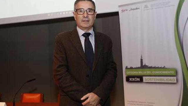 El profesor Josep Ivars Baidal, antes de su ponencia.