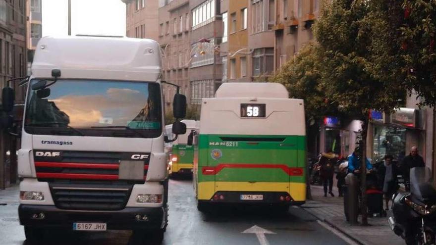 Entre 200 y 300 camiones circulan a diario por Sanjurjo Badía de los 800 que están autorizados. // J. Lores