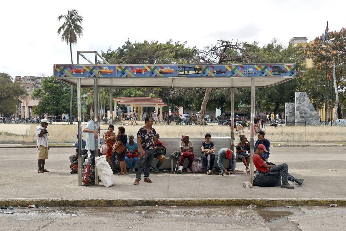 Personas esperan en una parada de buses en La Habana (Cuba).