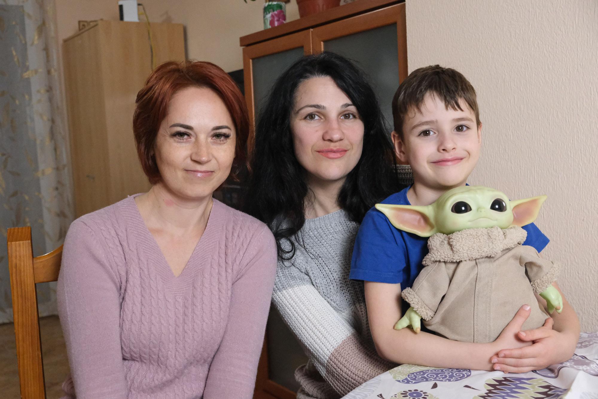 Viktoria, su hijo Tymofii y Natalia en su casa en Torrevieja