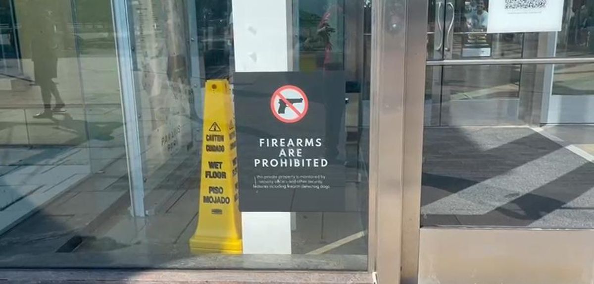 Los carteles para evitar que los ciudadanos entren con armas en espacios públicos están en todas partes.