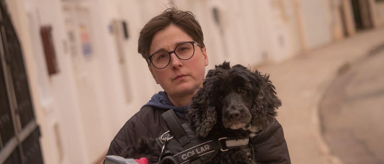 Svetlana pasea con su mascota cerca de su nuevo hogar, en una urbanización de la costa. / TONY SEVILLA