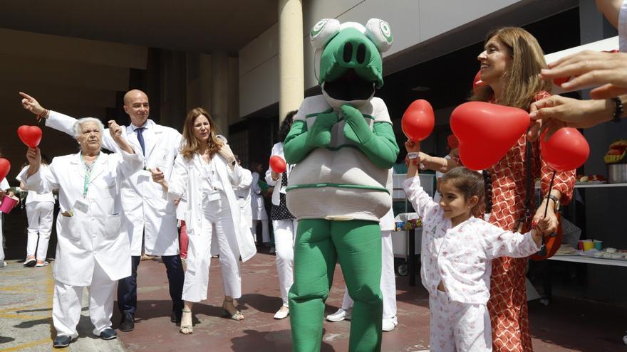 Baile, helados y la mascota del Córdoba CF en el Reina Sofía para homenajear al niño hospitalizado