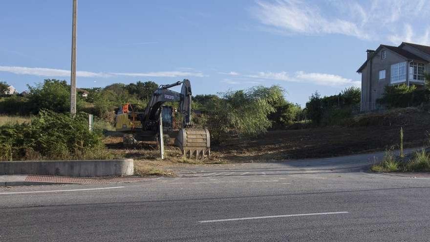 Una de las máquinas trabajando al lado de la actual vía de acceso. // FdV