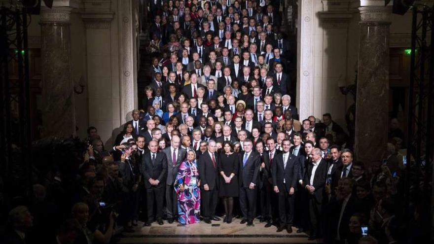 Fotografía grupal de los alcaldes que participaron ayer en la cumbre de París.