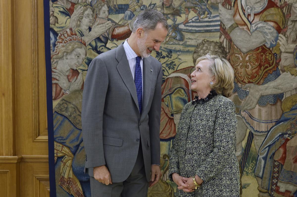 Felipe VI se reúne con Hillary Clinton en la Zarzuela