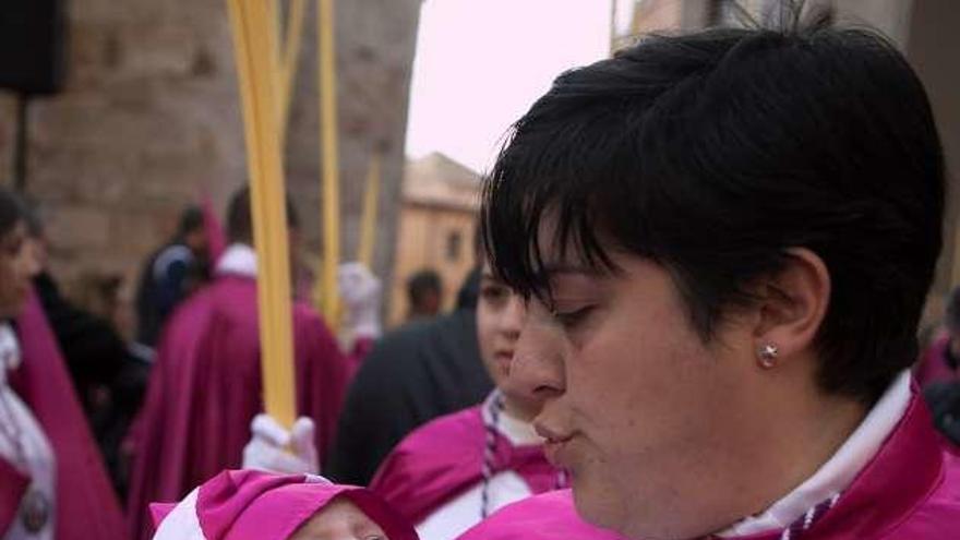 Una mujer sostiene a un bebé.