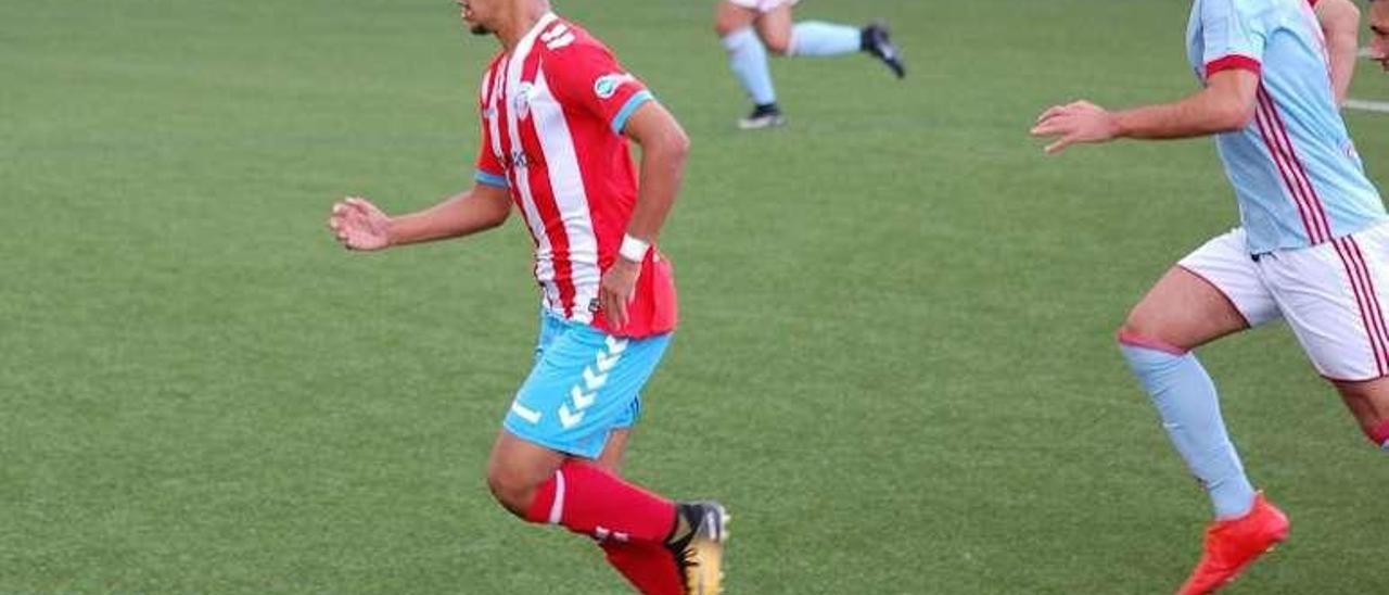 Ismael, con el balón, en un partido con el Lugo ante el Celta. // FdV