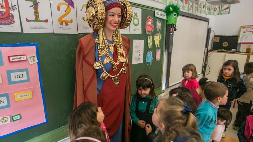 La Dama Viviente en su visita al colegio Ferrández Cruz.