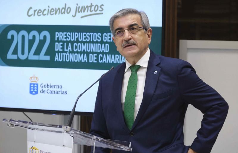 Entrega de los presupuestos de Canarias para 2022 en el Parlamento de Canarias