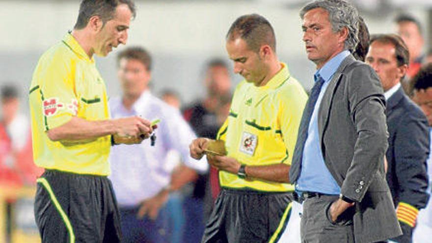 Mourinho discutió durante todo el encuentro con el trío arbitral.