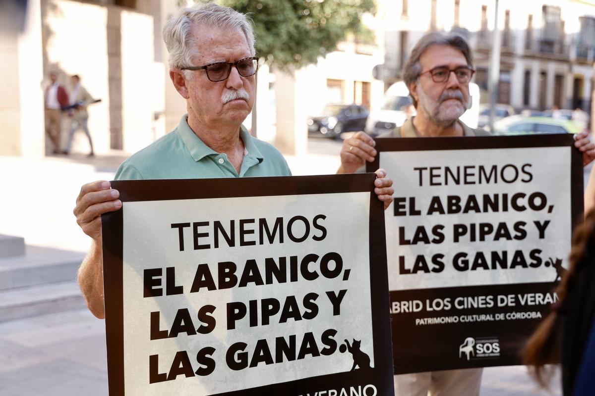 Córdoba. SOS Cines de Verano, entrega de firmas en la puerta del Ayuntamiento
