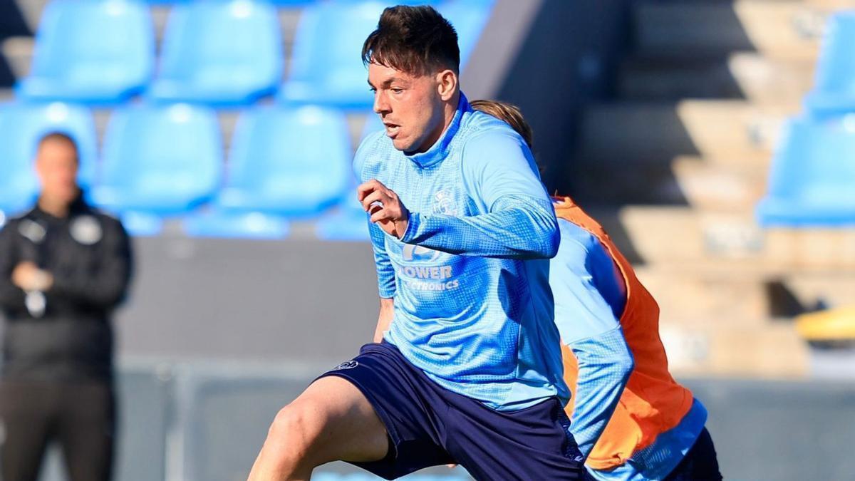 Max Svensson durante su primer entrenamiento con la camiseta de la UD Ibiza. | UD IBIZA