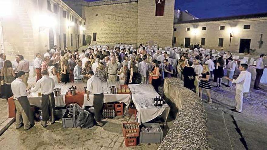 Vista panorámica de los asistentes a la celebración en el castillo de Sant Carles.