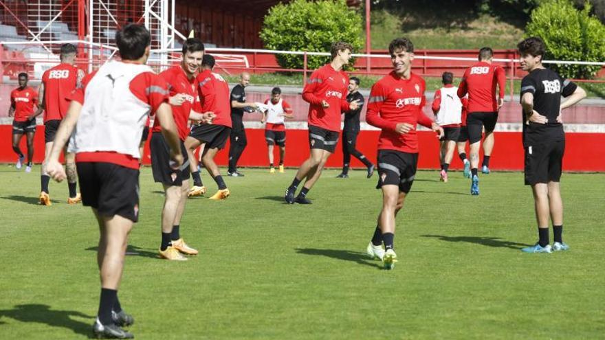 Un momento del entrenamiento de ayer en Mareo, con Somolinos, en el centro. | Ángel González