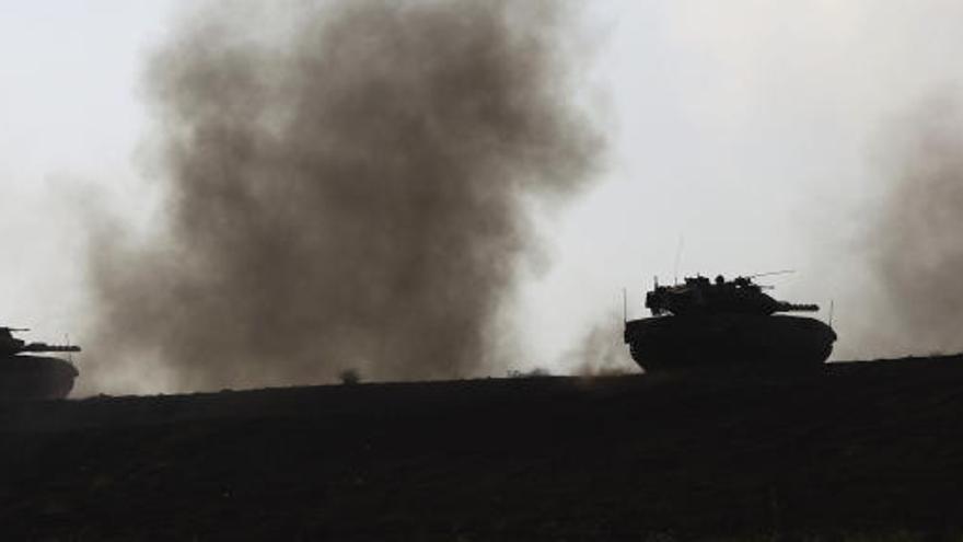 Carros de combate israelíes junto a la frontera siria.