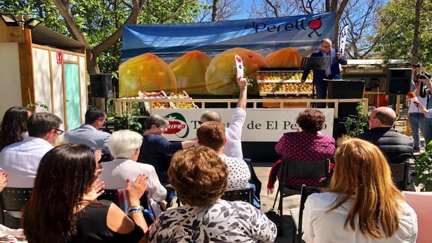 Un momento de la subasta solidaria, celebrada ayer por la mañana en València.