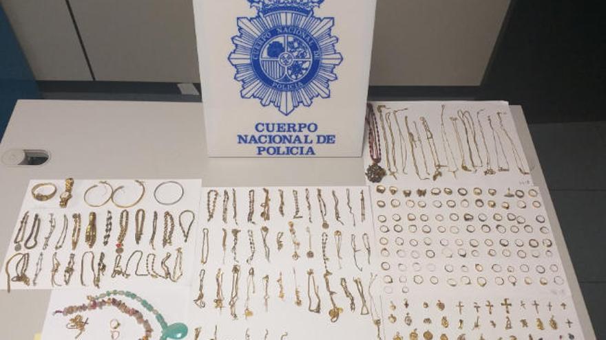 Policías nacionales recuperaron las joyas sustraídas por el acusado, que llevaba la mayoría en una bolsa de deportes.