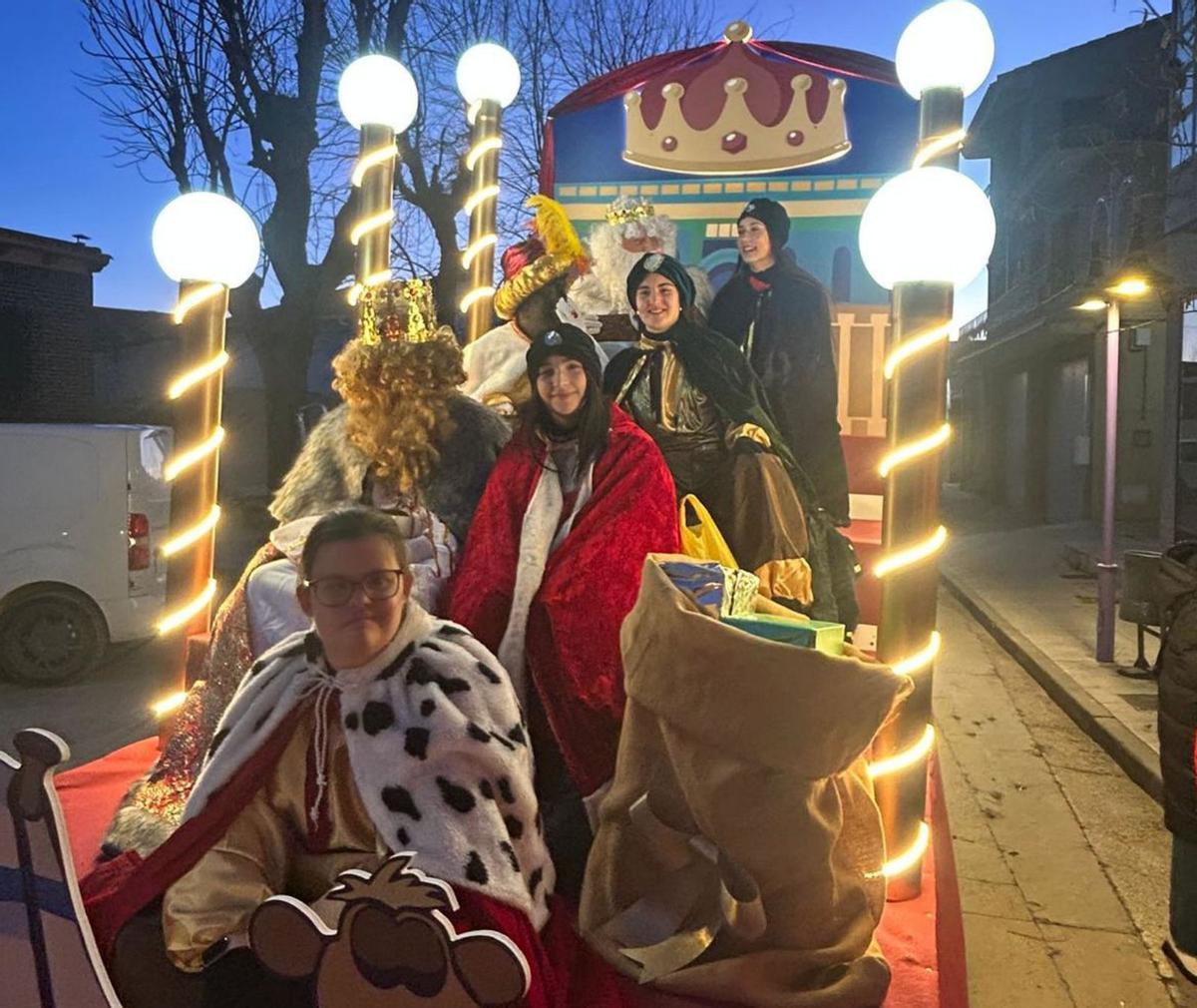 Grandes y pequeños disfrutaron de la Cabalgata de Reyes.