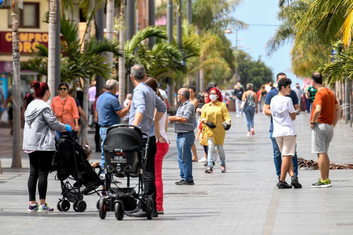 Paseantes por la Avenida de Canarias, en la localidad de Vecindario