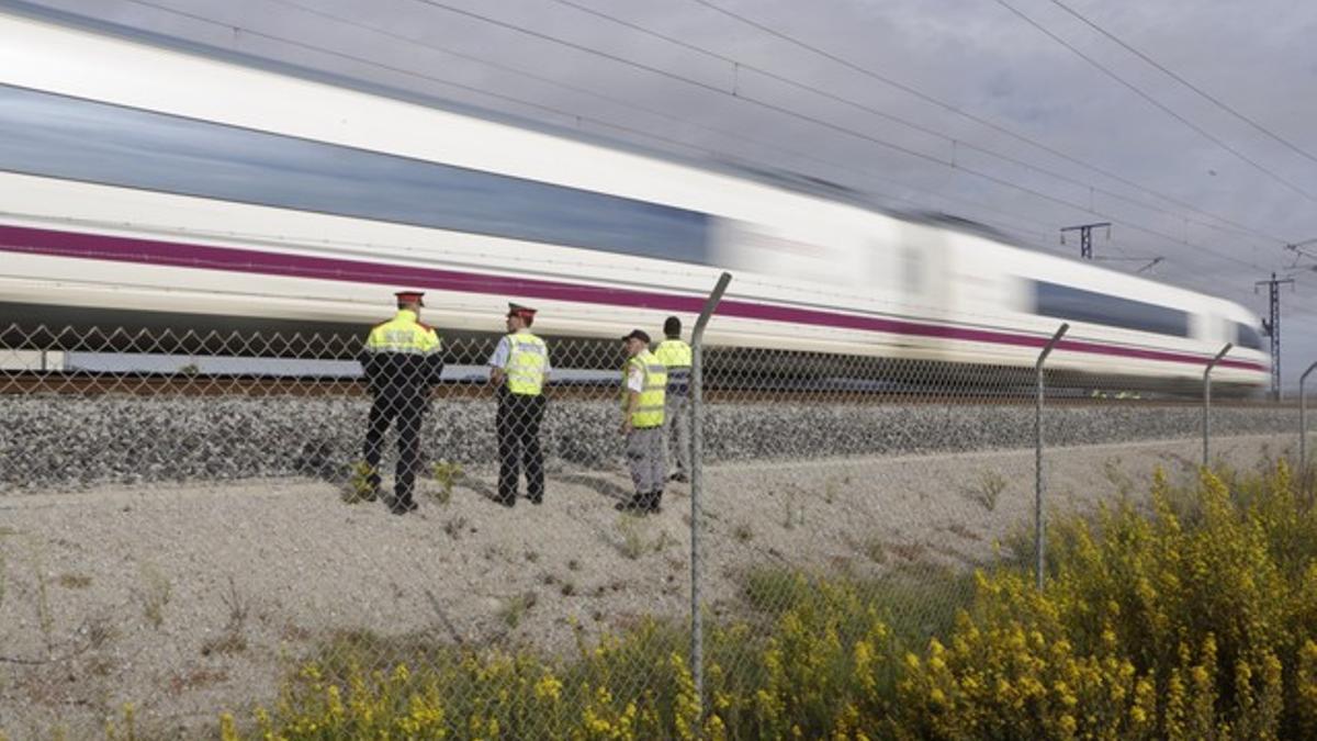 Mossos d'Esquadra en el punto kilométrico 570 de la línea de alta de velocidad Barcelona-Madrid, donde se ha producido la avería.