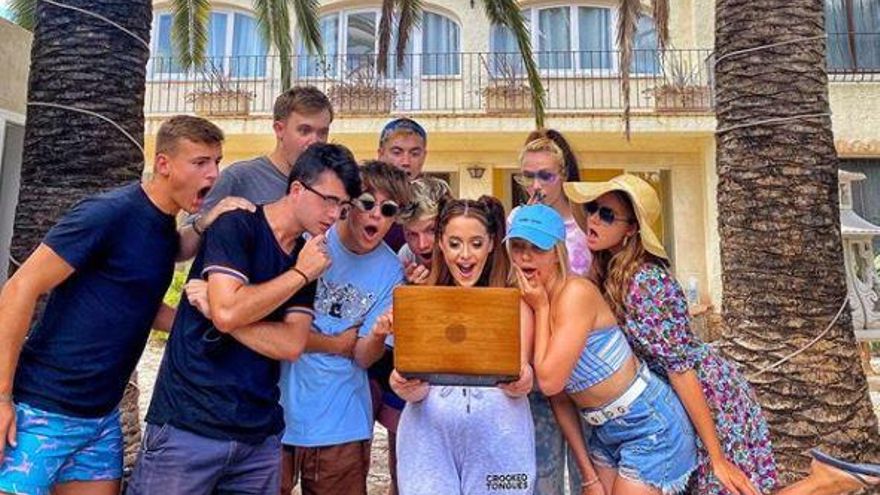 Los jóvenes influencers británicos en la mansión del Montgó.