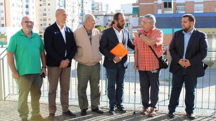 Juan Cassá junto a vecinos de Bailén-Miraflores