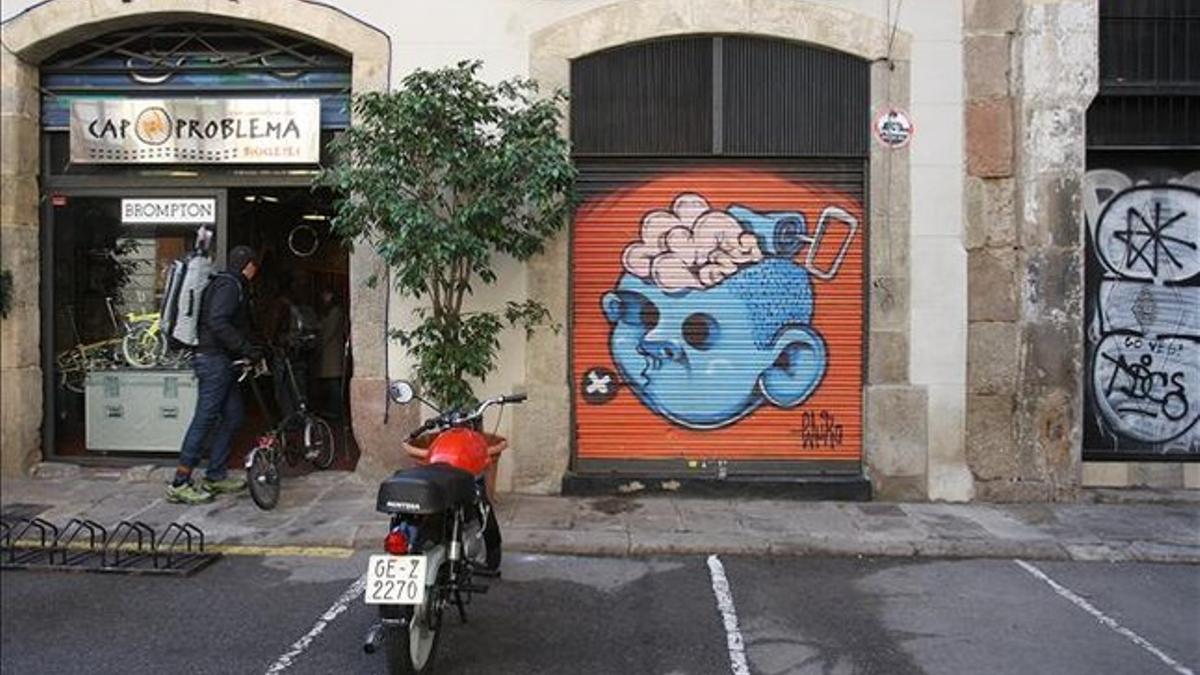 Persianas con grafitos en la calle de Traginers de Barcelona.